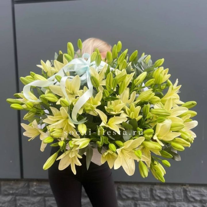 Лилии в корзине в Казани