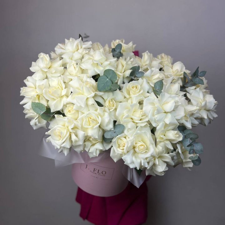 37 белых роз в боксе в Казани