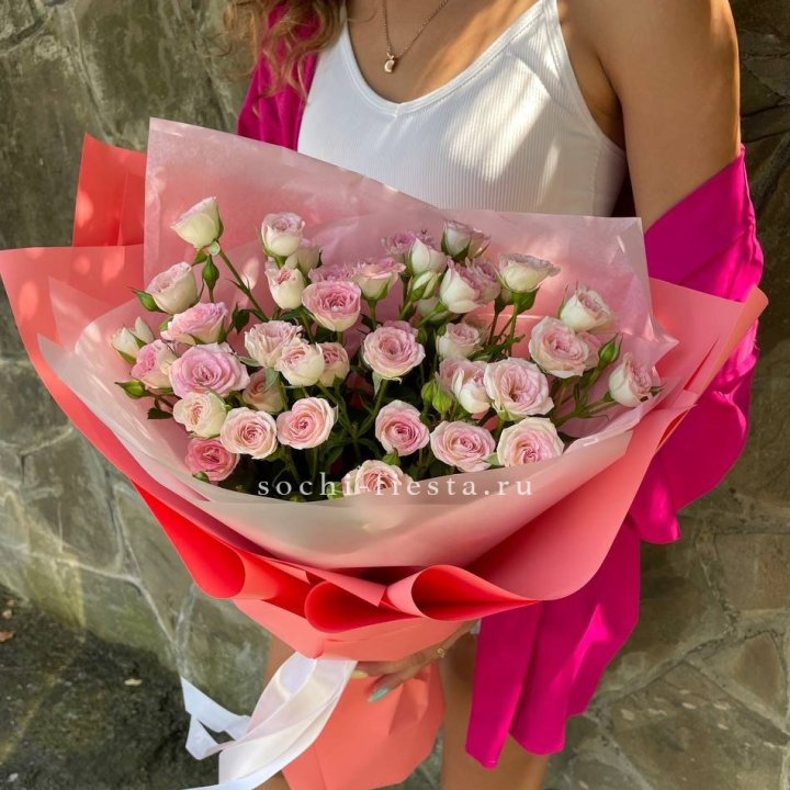 Розовые кустовые розы в Казани