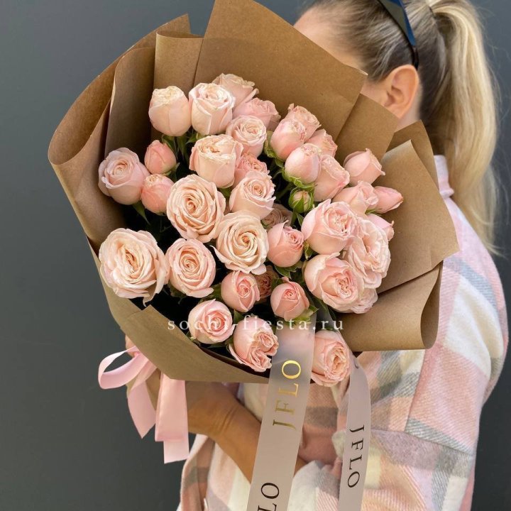 Кустовые розы Бомбастик в крафте в Казани