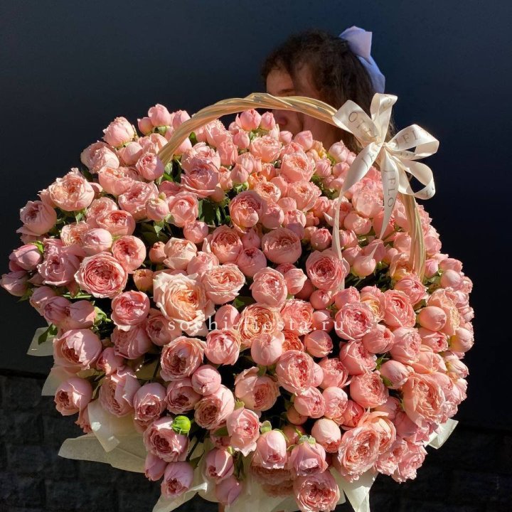 Корзина из пионовидных роз в Казани