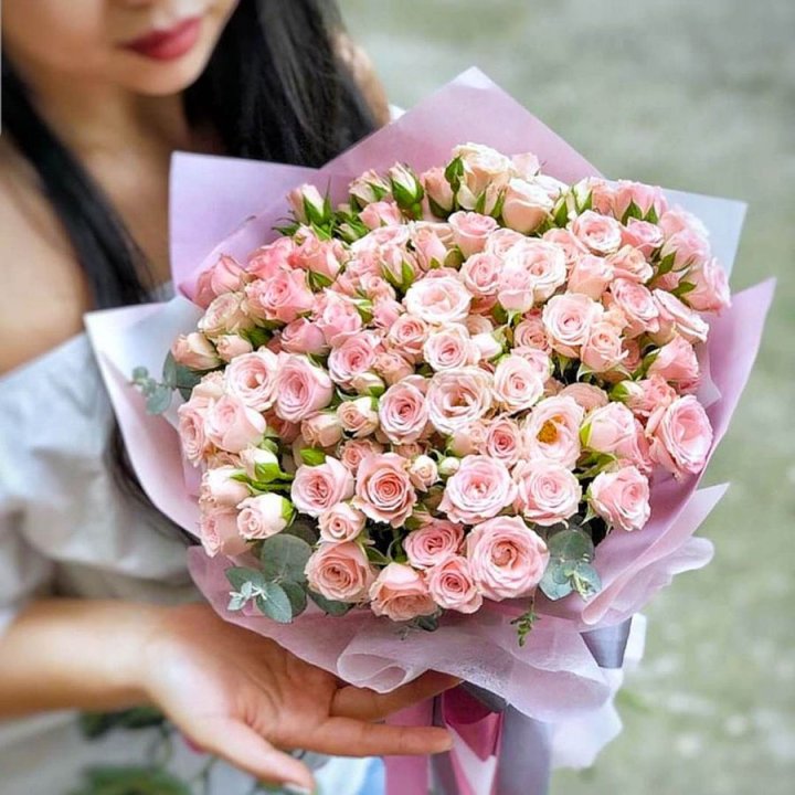 Кустовые розы с эвкалиптом в Казани