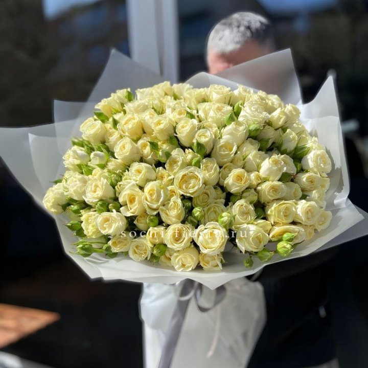 Белые кустовые розы 31 шт в Казани