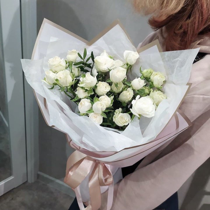 Белоснежные кустовые розы в Казани