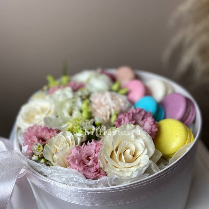 Цветы в цилиндре с макаронс "Прованс" в Казани