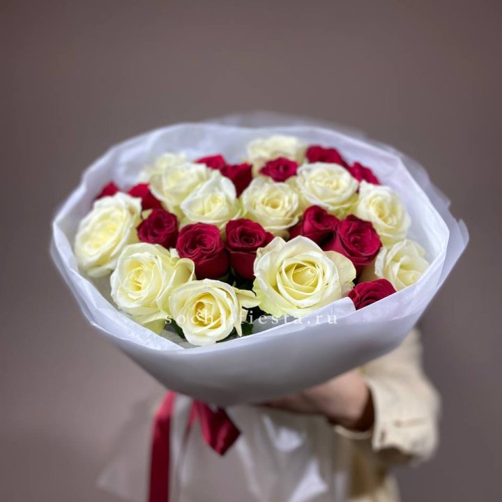 Букет их красных и белых 25 роз в Казани