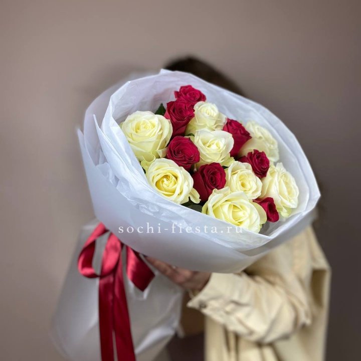 Букет из красных белых 15 роз в Казани