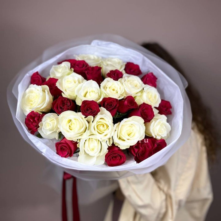 Букет из красных белых 35 роз в Казани
