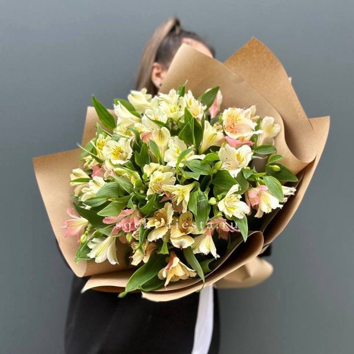 Букет альстромерий в крафте в Казани