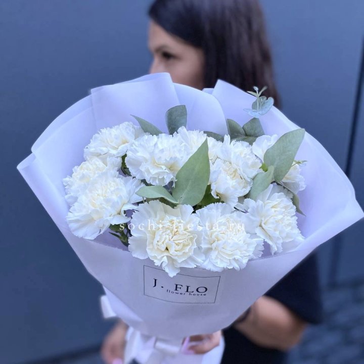 Букет белых диантусов с эвкалиптом в Казани