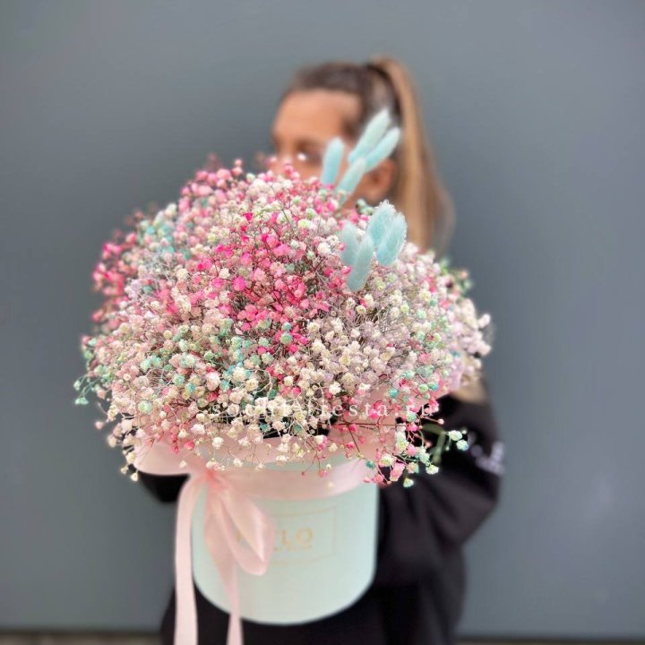 9 Радужных гипсофилы в шляпной коробке в Казани