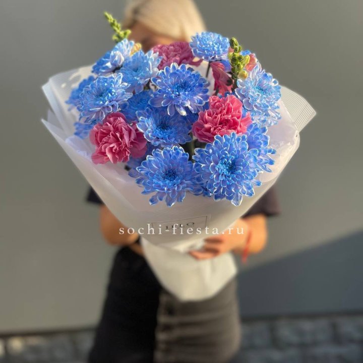 Букет сборный с хризантемой в Казани