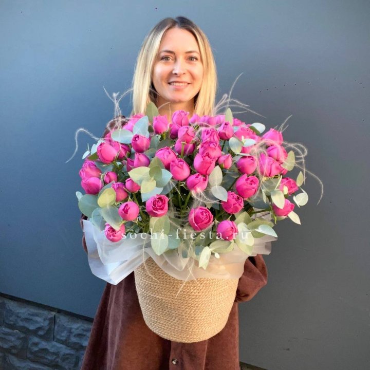 Пионовидные розы  в джутовом кашпо  в Казани