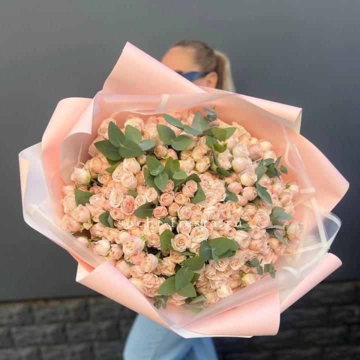 101 кустовая роза с эвкалиптом в Казани