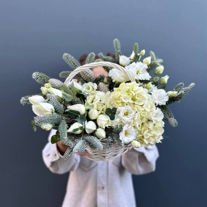 Новогодняя корзина с цветами в Казани