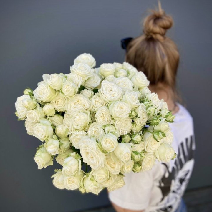 Охапка кустовых роз бомбастик  в Казани