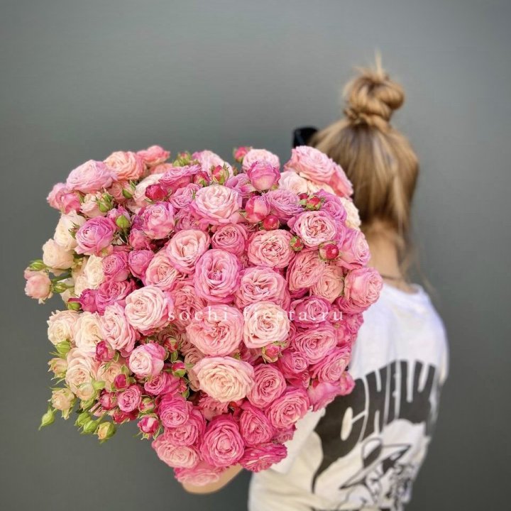 Охапка кустовых роз бомбастик пинк в Казани