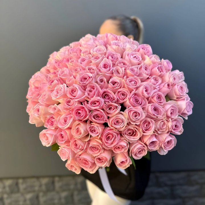 Охапка из 101 розовой розы в Казани