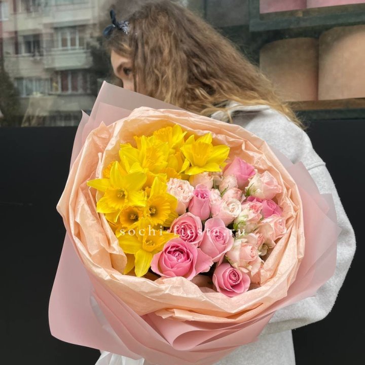 Букет роз и нарциссов в Казани