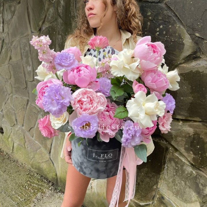 Дизайнерский цилиндр с пионами в Казани