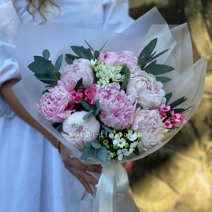 7 зефирных пионов с эвкалиптом в Казани