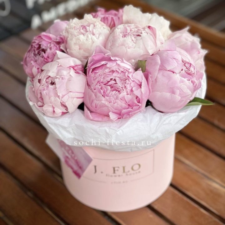 Цилиндр с пионами "Лилу" в Казани