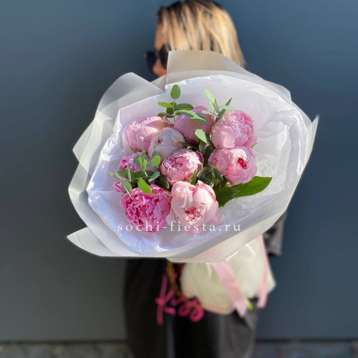 9 пионов с эвкалиптом в Казани