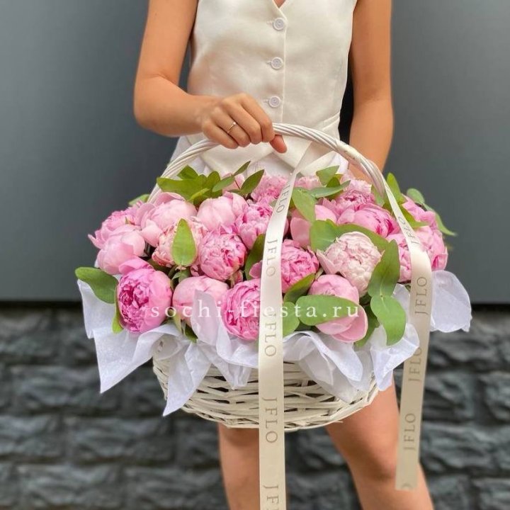 29 пионов в корзине в Казани