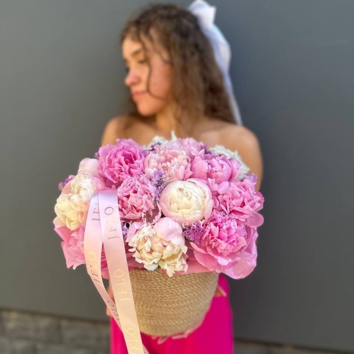 15 пионов в джутовом кашпо в Казани