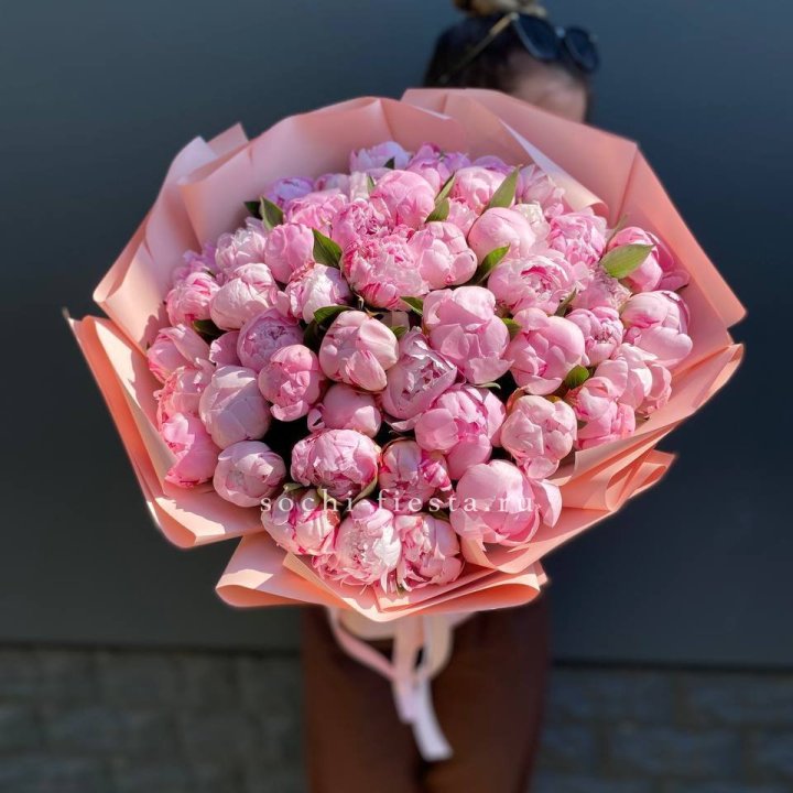 Нежный букет 51 пионов  в Казани
