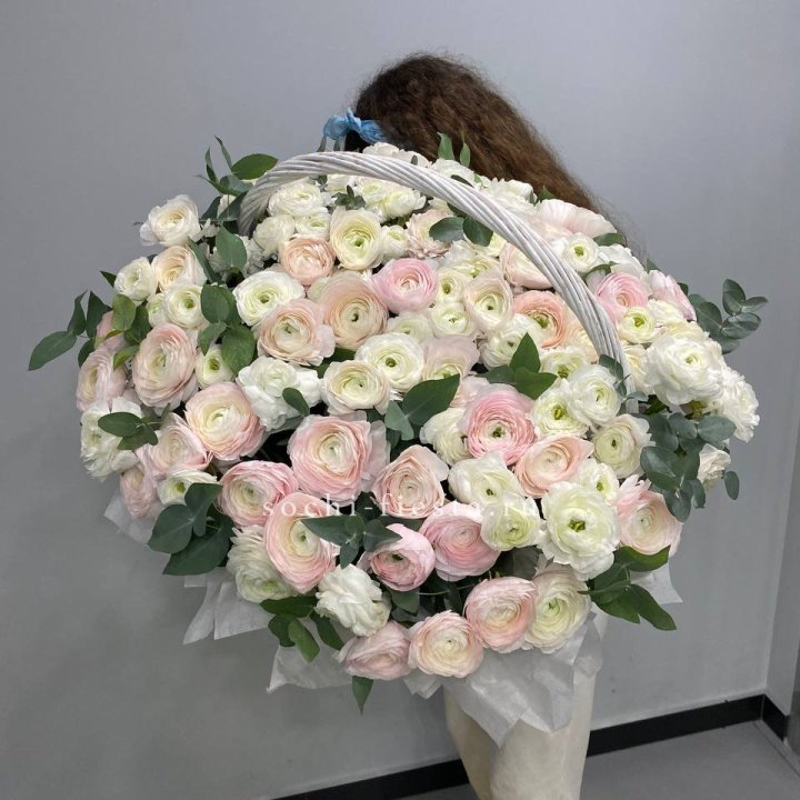 Ранункулюсы в корзине в Казани