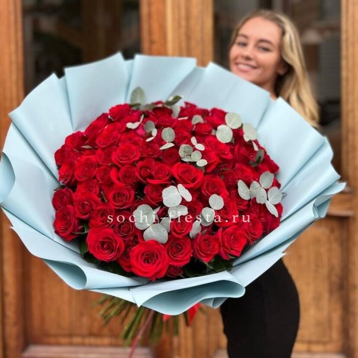 101 красная роза с эвкалиптом в Казани