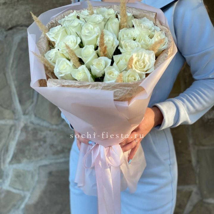 25 белых роз с сухоцветами в Казани