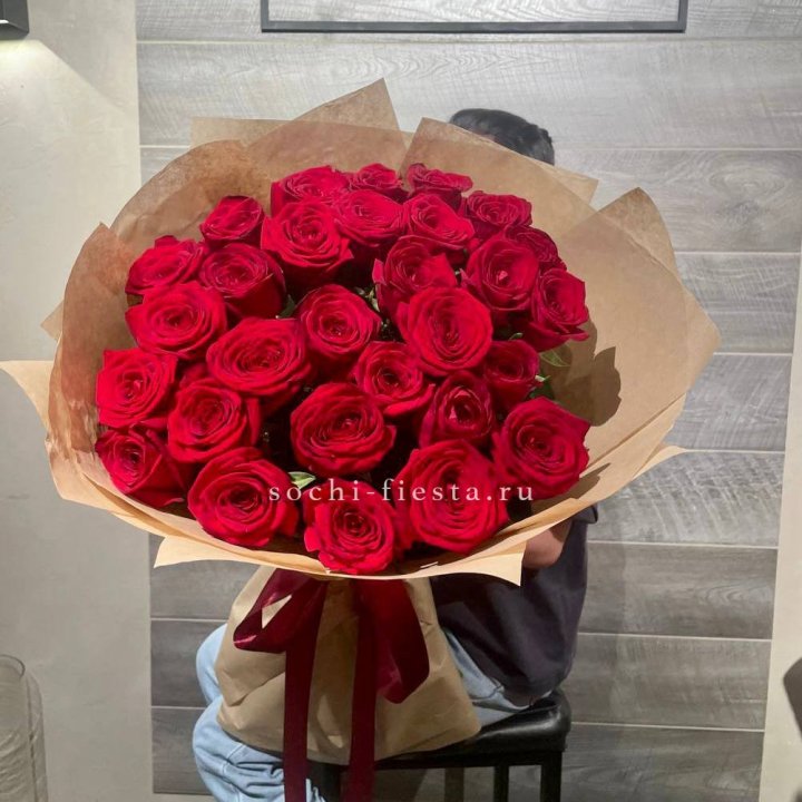 37 красных роз в крафте в Казани