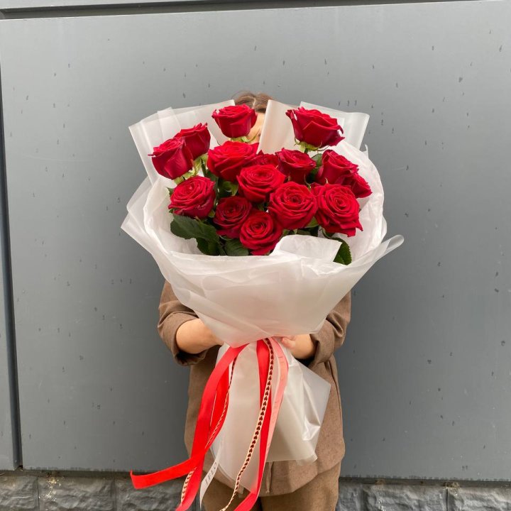 15 высоких роз  в Казани