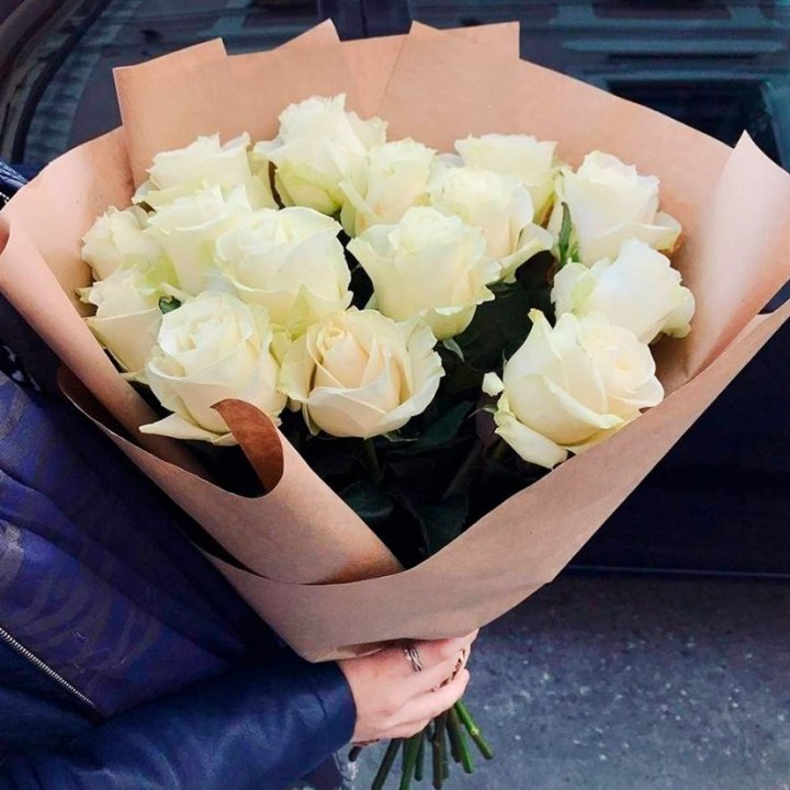15 белых роз "Крафт" в Казани