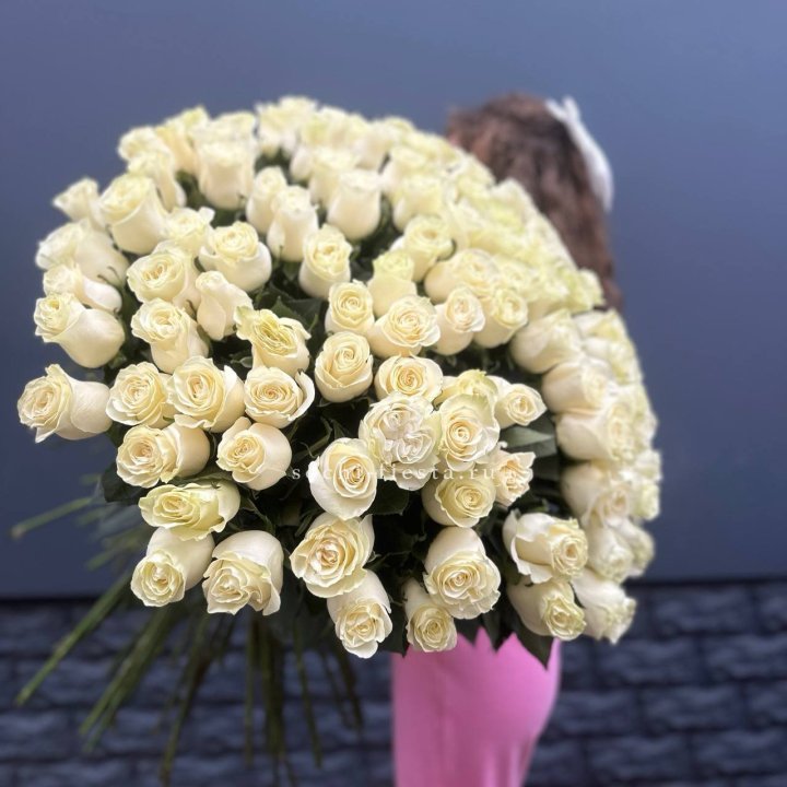 101 белая высокая импортная роза под ленту в Казани