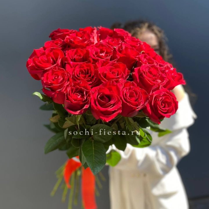 25 высоких красных роз в Казани