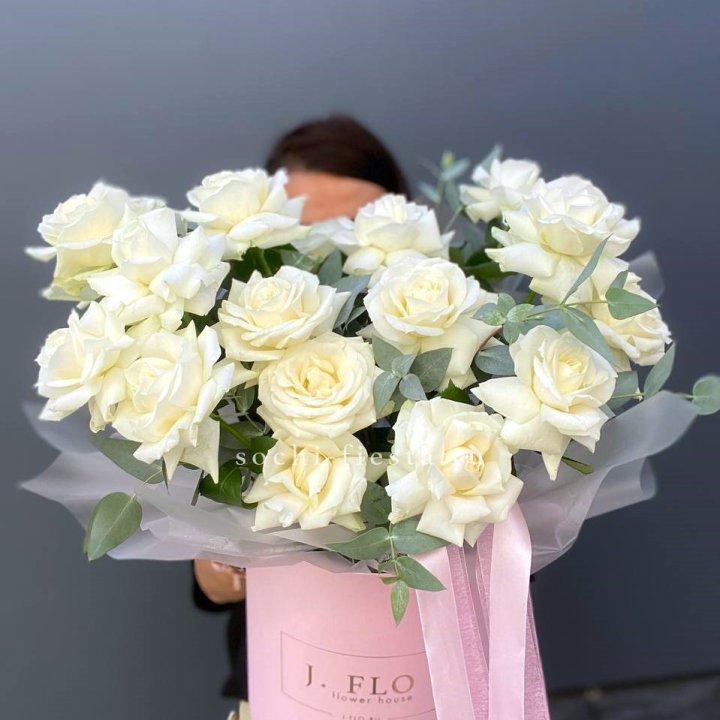 17 Французских белых роз в боксе в Казани