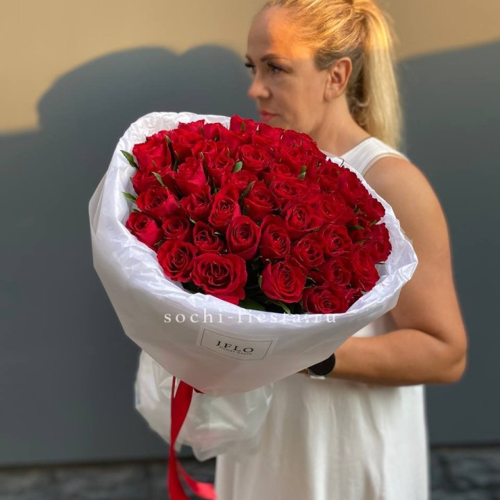 51 роза мадам ред в нежном оформлении в Казани