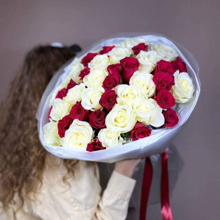 Букет из красных белых 45 роз в Казани
