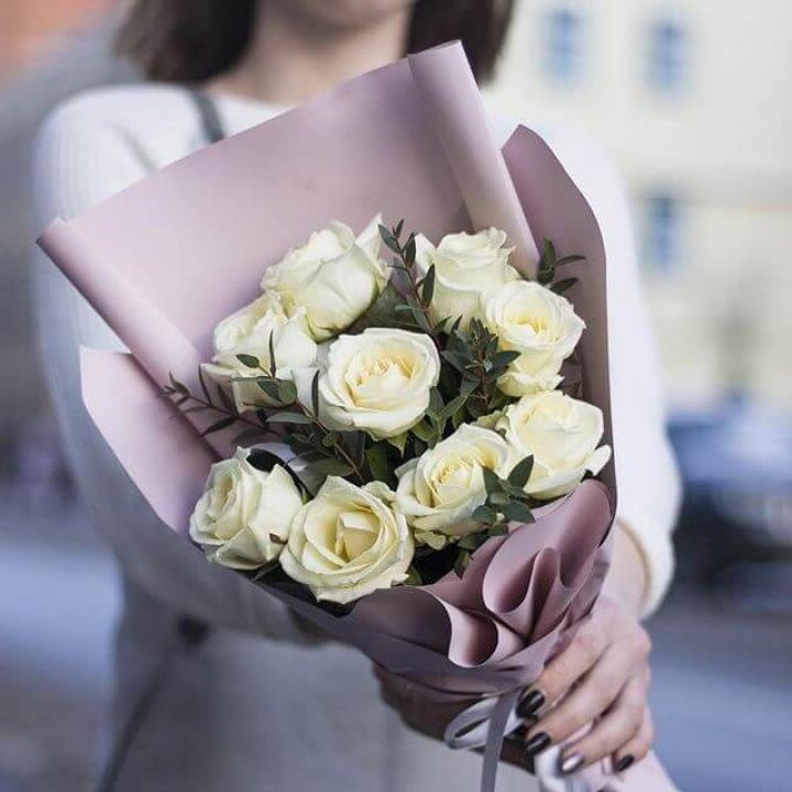 9 белых  роз "Минт" в Казани