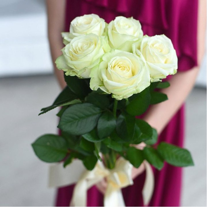 5 белых роз в Казани