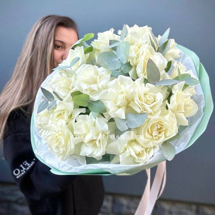 19 Белых французских роз "Ноте бьянке" в Казани