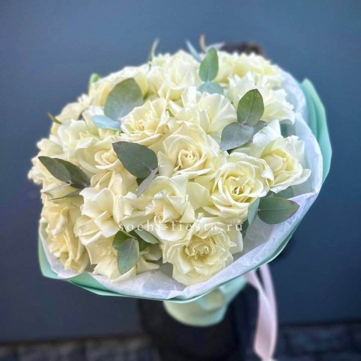 25 Белых французских роз "Ноте бьянка" в Казани