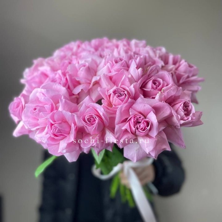 25 розовых французских роз в Казани