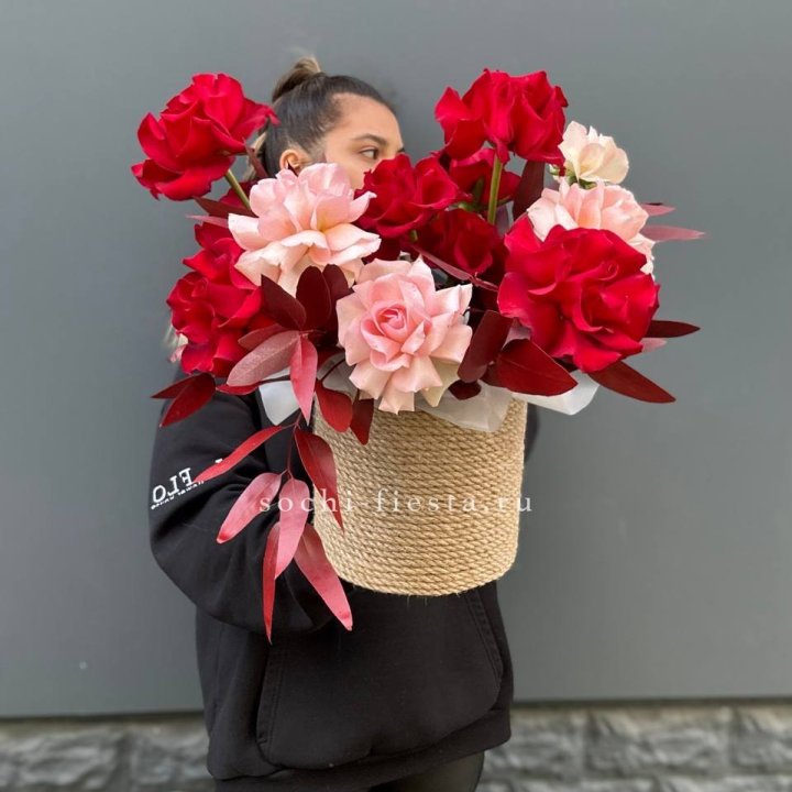 15 Французских роз в джутовом кашпо в Казани