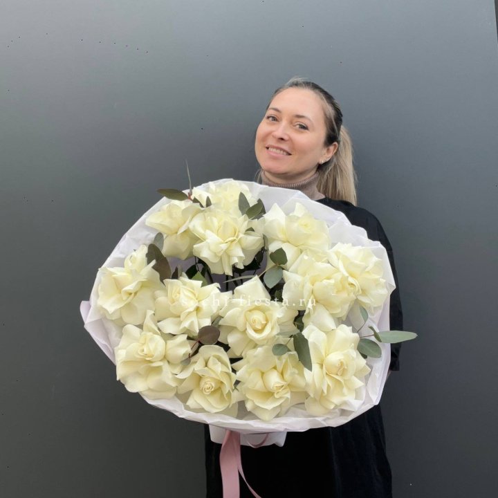 13 Белых французских роз Облако в Казани