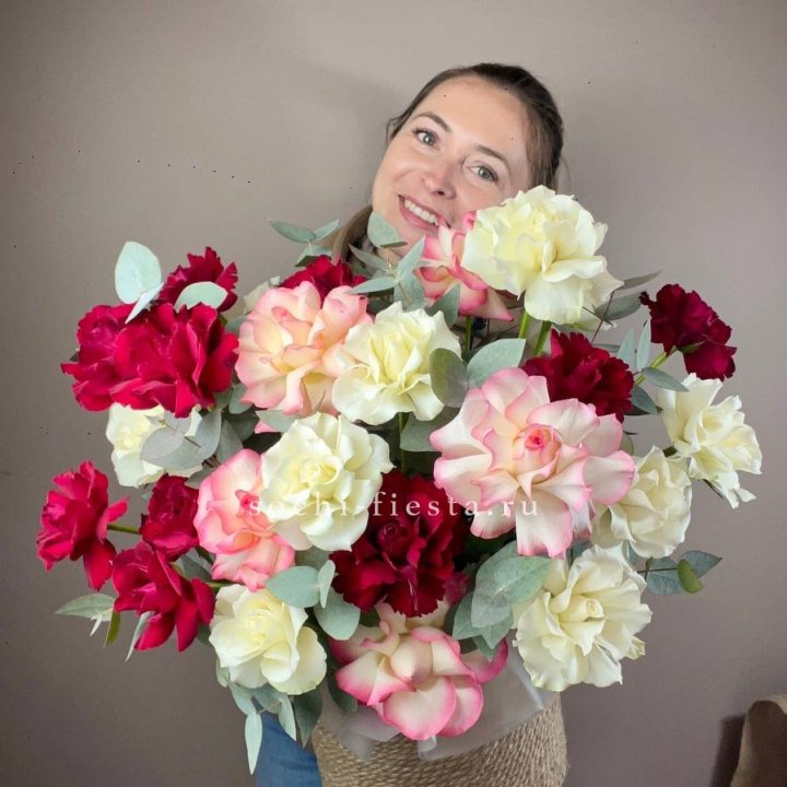 35 французских роз микс в джутовом боксе в Казани