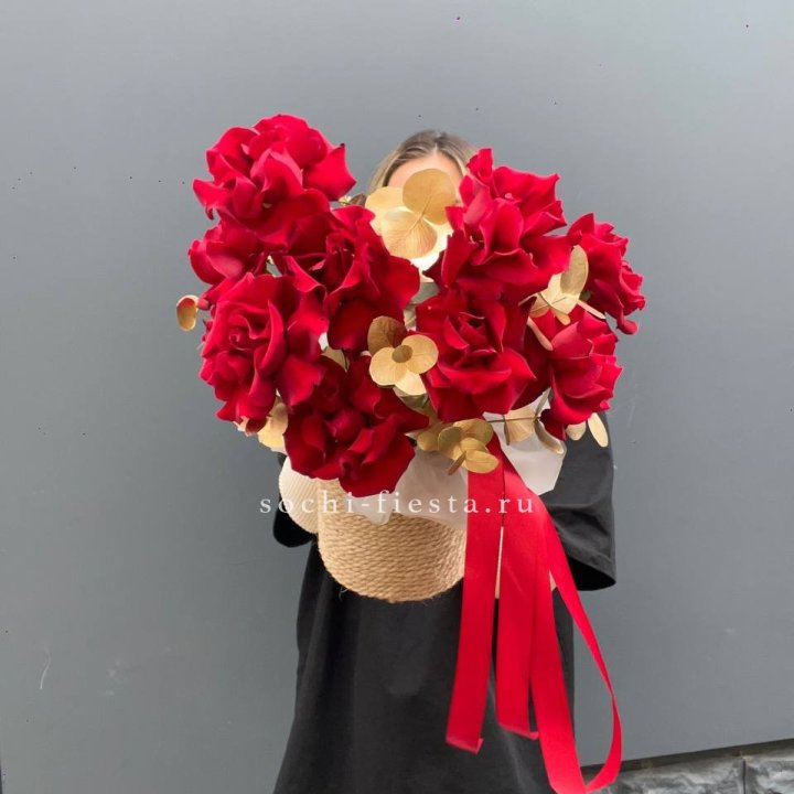 Красные французские розы в джутовом кашпо в Казани